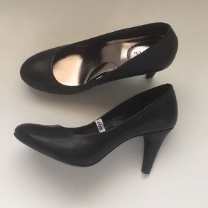 Black high heel pumps
